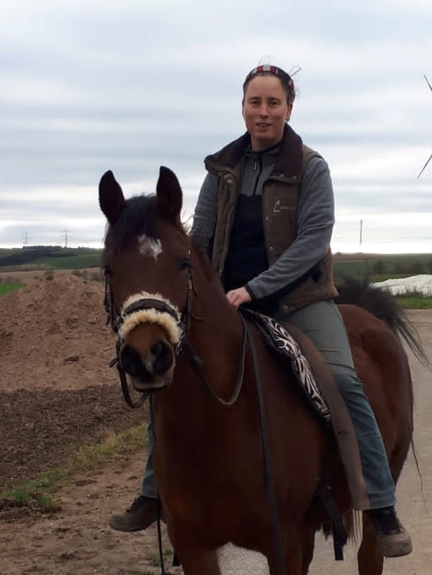 Therapeutin Katrin Wyrwich auf ihrem Pferd