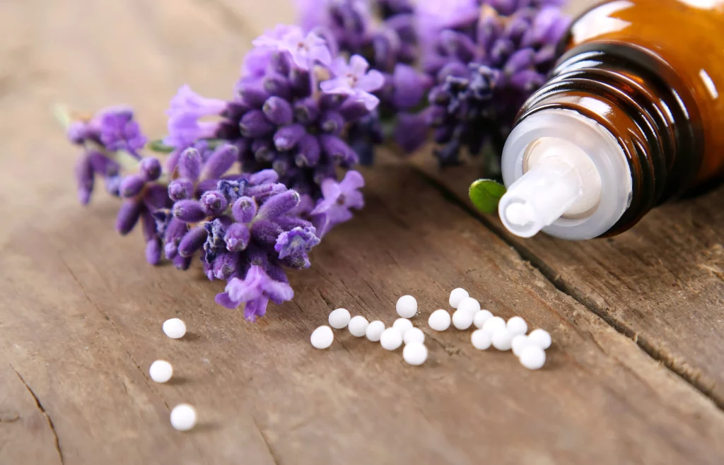 Lavendelblüten mit Homöopathische Globuli